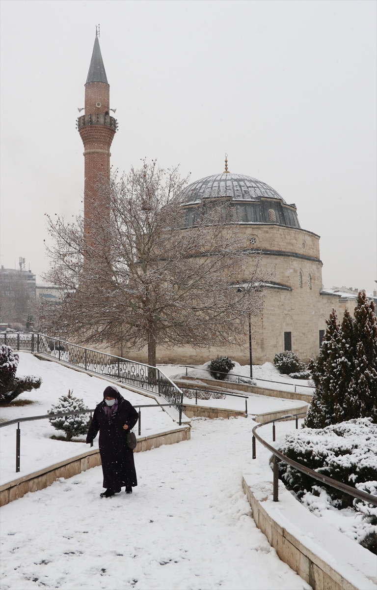 Sivas'ta kar yağışı etkili oldu