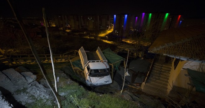 Gecekondu bahçesine yuvarlandı...