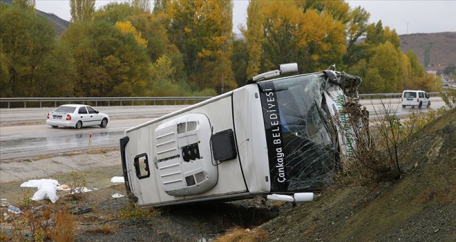Ankara Bala yolunda servis aracı devrildi: 30 yaralı