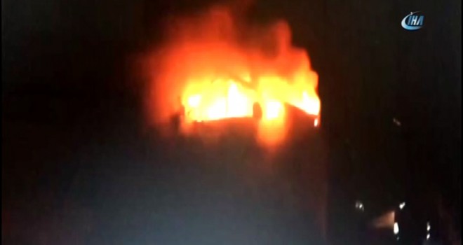 Önce oğlunu attı sonra kendi atladı