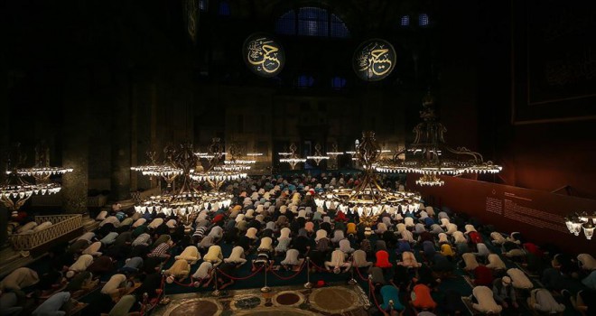 Ayasofya-i Kebir Cami-i Şerifi'nde sabah namazına vatandaşlardan yoğun ilgi