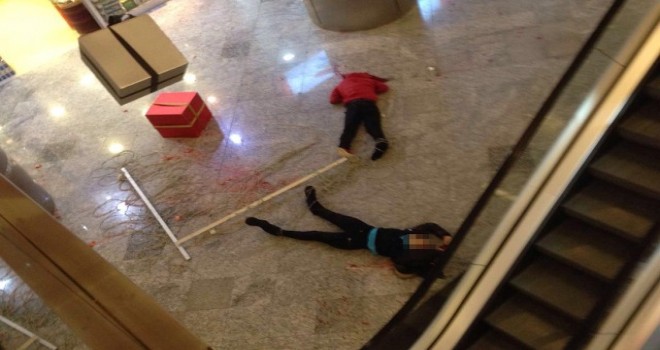 AVM'nin 8'inci katından ölüme atladılar