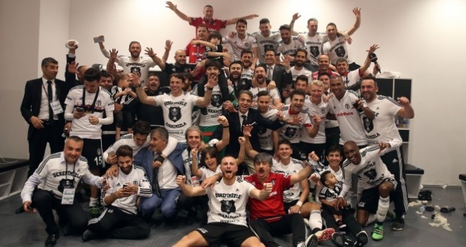 Buda şampiyonluk pozu