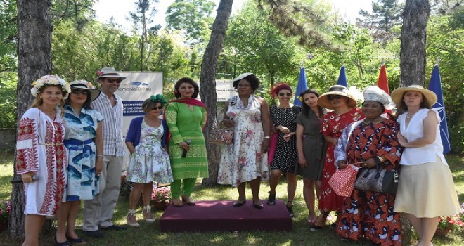 Büyükelçi eşleri çay partisinde biraraya geldi...