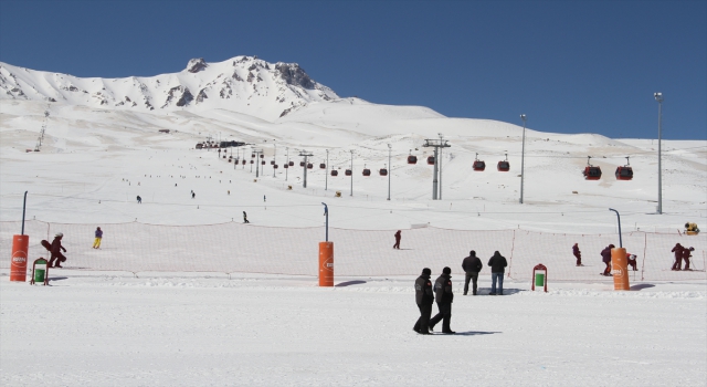 Erciyes’te konaklayan kayakseverler, kısıtlama nedeniyle boş kalan pistlerin keyfini çıkardı
