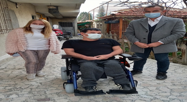 Beypazarı Kent Konseyi bir engelliye tekerlekli akülü sandalye hediye etti