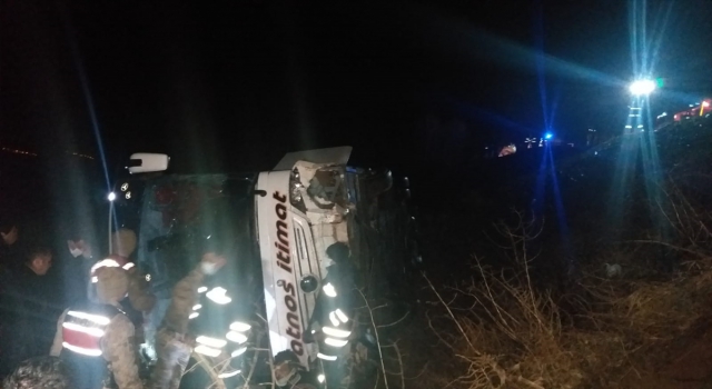 Sivas’ta yolcu otobüsü devrildi: 21 yaralı