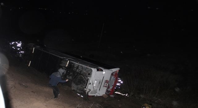 GÜNCELLEME Sivas’ta yolcu otobüsü devrildi: 39 yaralı