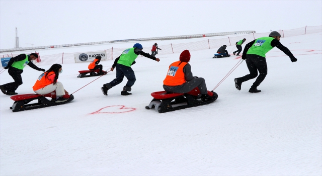 Erciyes’te ”Artık çekilmez oldun” sloganıyla eşler arası kızak yarışması yapıldı