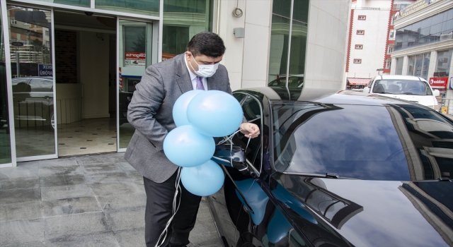 Belediye Başkanı Oğuz, otizmde dikkat çekmek için makam aracına mavi balon bağladı