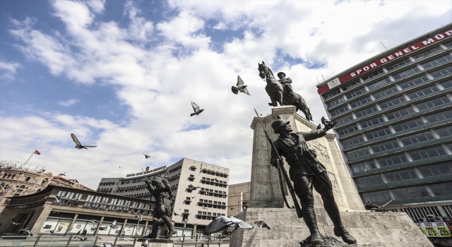 Ankara’da kısıtlama nedeniyle sokaklar boş kaldı