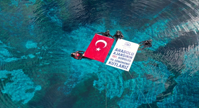 Sivas’ta AFAD’ın balık adamları AA’nın kuruluş yıl dönümünü doğal akvaryumda kutladı