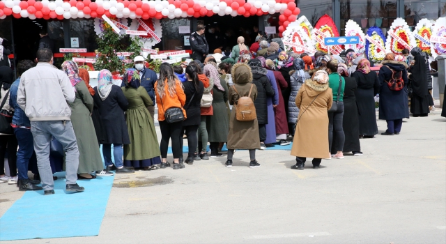 Sivas Valiliği, açılışında sosyal mesafe kuralı ihlal edilen marketin faaliyetini durdurdu