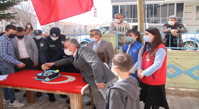 Kırşehir’de cami cemaati Polis Haftası’nı pastayla kutladı