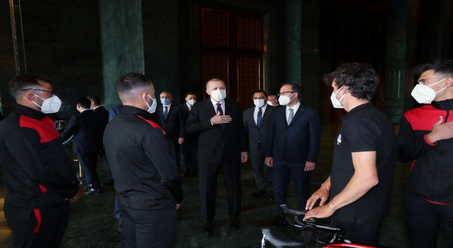 Cumhurbaşkanı Erdoğan, Cumhurbaşkanlığı Bisiklet Turu Ankara Kafilesini kabul etti