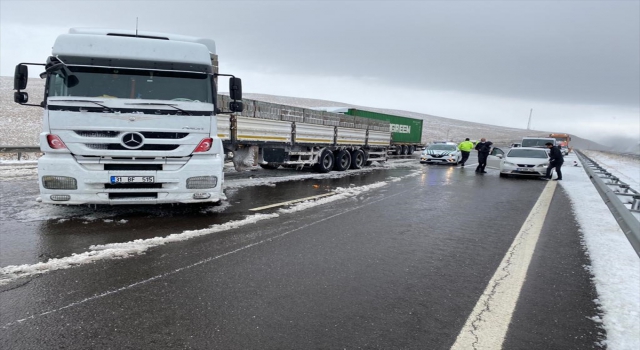 NiğdeAdana Otoyolu’ndaki zincirleme trafik kazasında 5 kişi yaralandı
