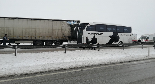 Konya’da yolcu otobüsü tıra çarptı: 6 yaralı