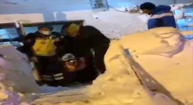 Aksaray’da kar ve tipiden yolu kapanan köyde kalp krizi geçiren kişi hastaneye ulaştırıldı