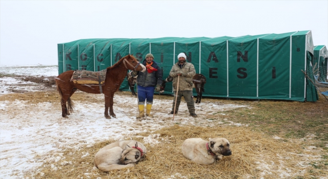 Kayseri’de dağda mahsur kalan çobanlarla koyunları, kurtarıldı