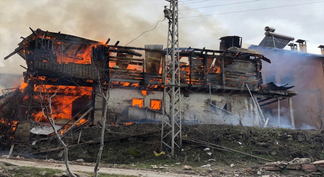 Sivas’ta yanan ahşap ev kullanılamaz hale geldi