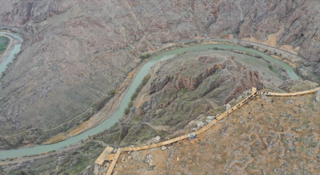 Sivas Divriği’deki cam seyir terasında son rötuşlar yapılıyor