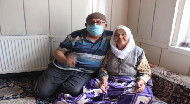 101 yaşındaki 6 çocuk, 43 torun sahibi Saadet nine torununun torununu gördü