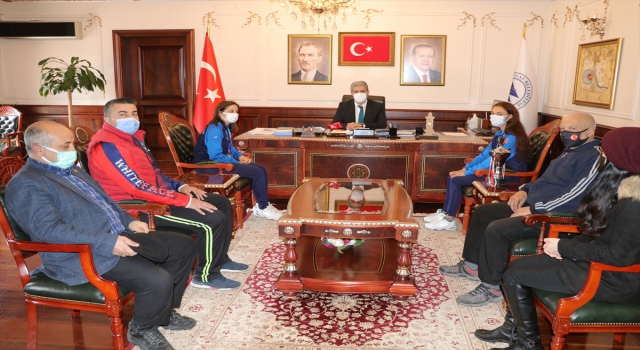 Şampiyon sporcular Yozgat Belediye Başkanı Celal Köse’yi ziyaret etti