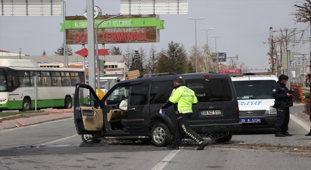 Kayseri’de otomobil ile hafif ticari araç çarpıştı: 5 yaralı