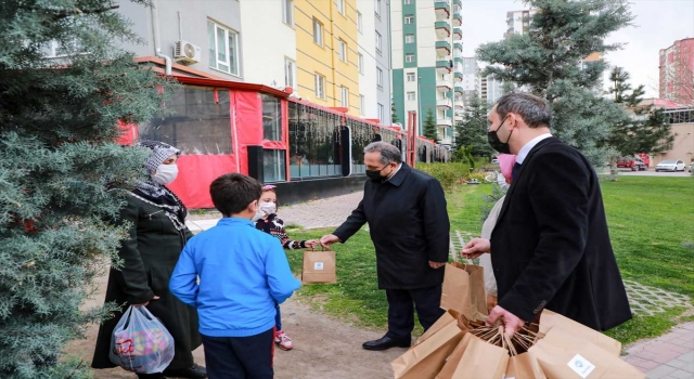Talas’ta vatandaşlara tatlı ikramı