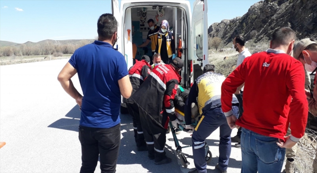 Sivas’ta şarampole devrilen minibüste sıkışan yolcuyu arama kurtarma ekipleri çıkardı