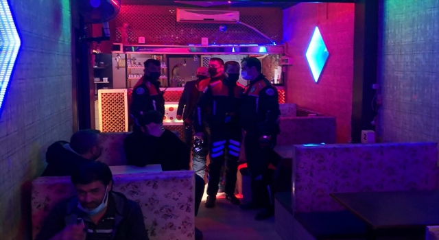 ”Çok yüksek riskli” kategorideki Konya’da, iki eğlence mekanıyla bir kafede yakalanan 80 kişiye ceza