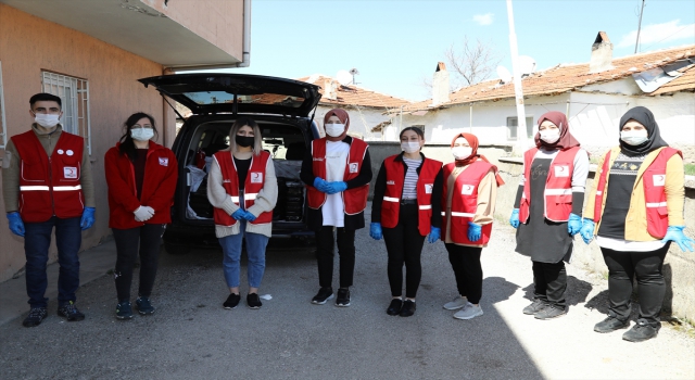 Gönüllü gençler, aşevinde pişirilen yemekleri ihtiyaç sahiplerinin iftar sofralarına ulaştırıyor