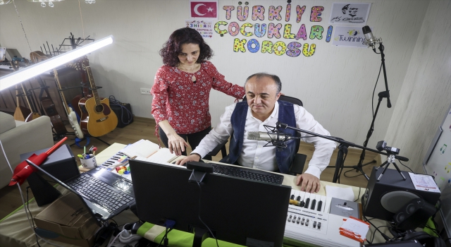 İnternet üzerinden verdiği müzik dersleriyle 5 bin kişilik çocuk korosu oluşturdu