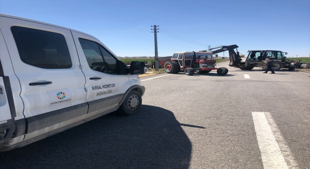 Kocasinan Belediyesi ekipleri, çiftçinin devrilen traktörünün römorkunu kurtardı