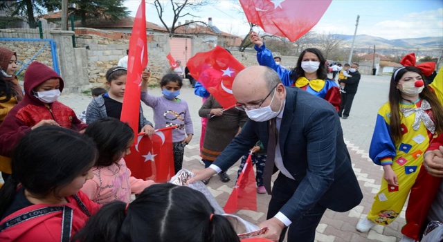 Kırşehir Belediyesi mahallerde 23 Nisan etkinliği düzenledi ve hediye dağıttı