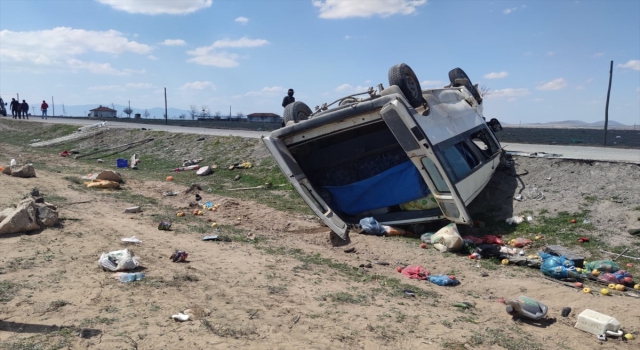 GÜNCELLEME Konya’da tarım işçilerini taşıyan minibüs devrildi: 2 ölü, 6 yaralı