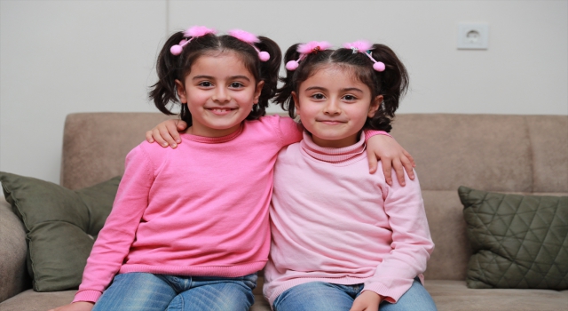 Sivaslı çölyak hastası ikizlere, Belediye Başkanı Bilgin özel hazırlattığı glütensiz pastayla sürpriz yaptı