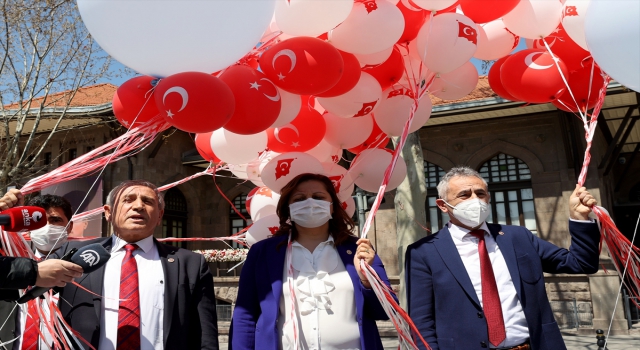 CHP’li TBMM Milli Eğitim Komisyonu üyeleri, Birinci Meclis önünde gökyüzüne balon bıraktı