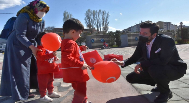 AK Parti Tepebaşı İlçe Başkanlığı çocuklara Türk bayrağı ve balon hediye etti