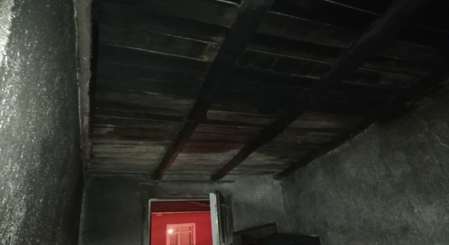 Beyşehir’de iki katlı evin çatısında çıkan yangın söndürüldü