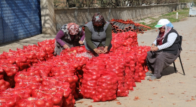 Yozgat’ta çiftçinin elinde kalan tüketim fazlası soğanlar ihtiyaç sahiplerinin sofralarına ulaştırılıyor