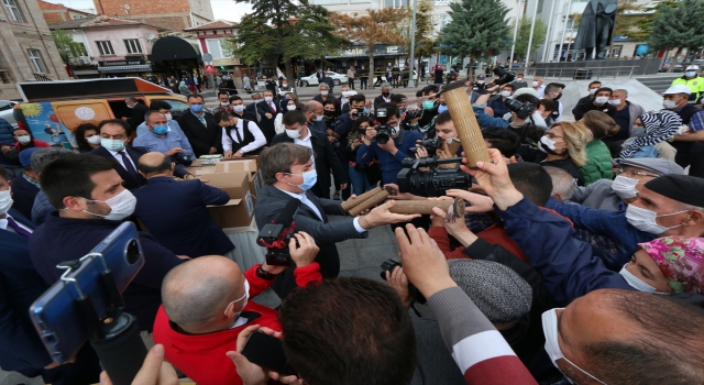 Aksaray’da vatandaşlara Yunus Emre’nin sözlerinin yer aldığı fermanlar dağıtıldı