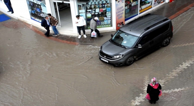 Kırşehir’de 15 dakikalık ”kırkikindi yağmuru” hayatı olumsuz etkiledi