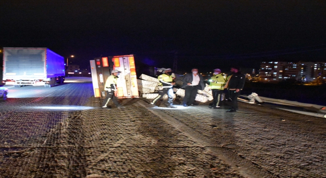 Kırıkkale’de devrilen tırın sürücüsü yaralandı