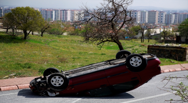 Devrilen otomobilin sürücüsü kazayı yara almadan atlattı