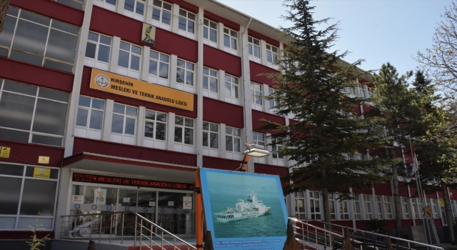 Meslek lisesinin mobilya atölyesi Kovid19 sürecinde de çalıştı