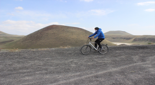 Alman turistler Meke Gölü’nde kamp yaptı