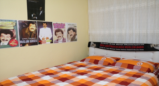 Evinin duvarlarını hayranı olduğu Müslüm Gürses’in posterleriyle donattı