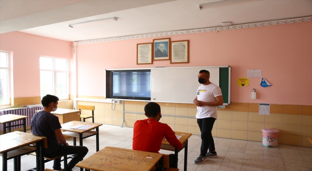 Genç yaşta kanseri yenen öğretmen öğrencilerini geleceğe hazırlıyor
