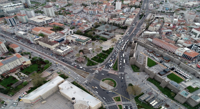İç Anadolu’da ”tam kapanma” öncesi yollarda ve kent merkezlerinde hareketlilik arttı